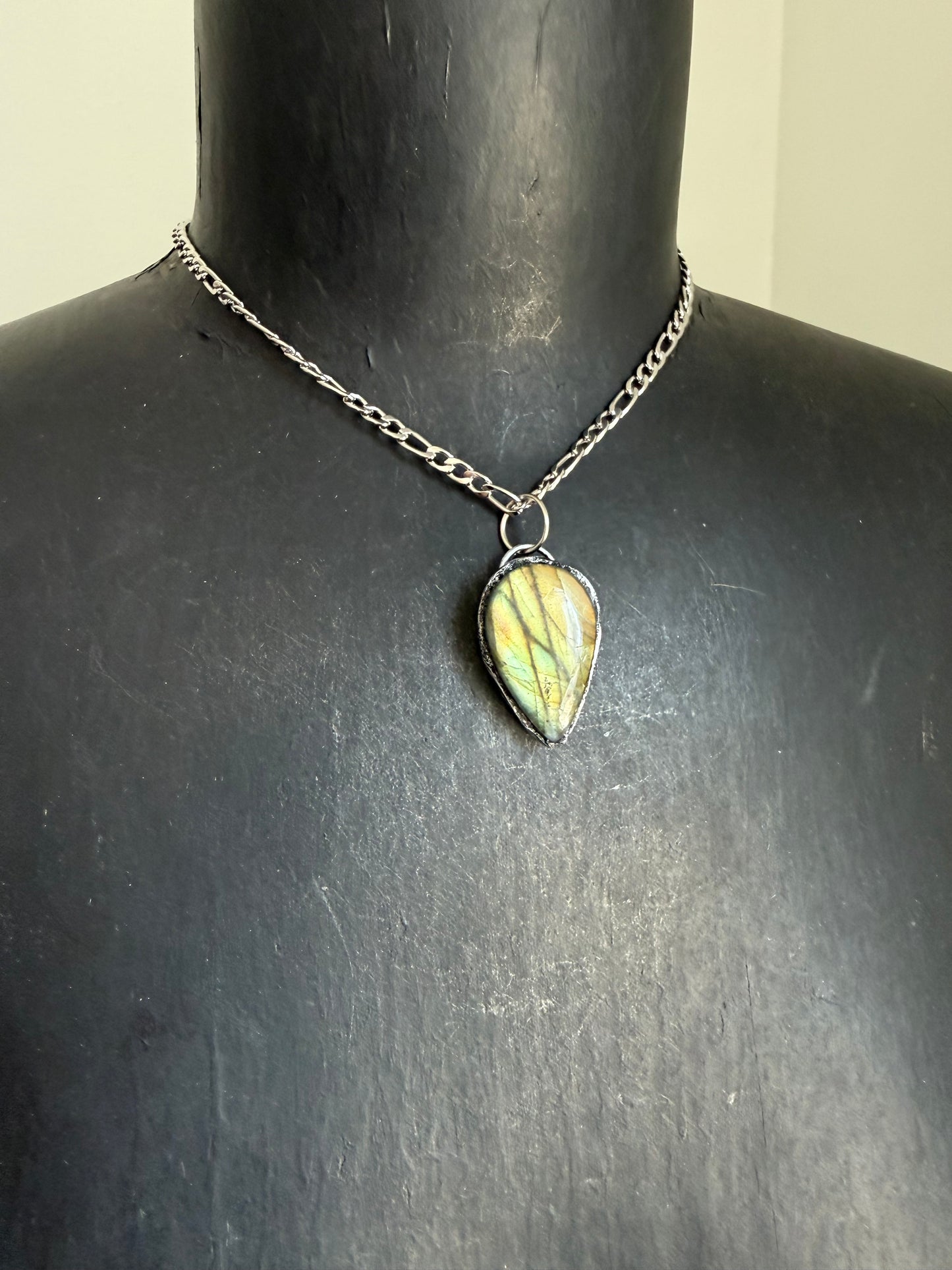 Metamorphosis choker
