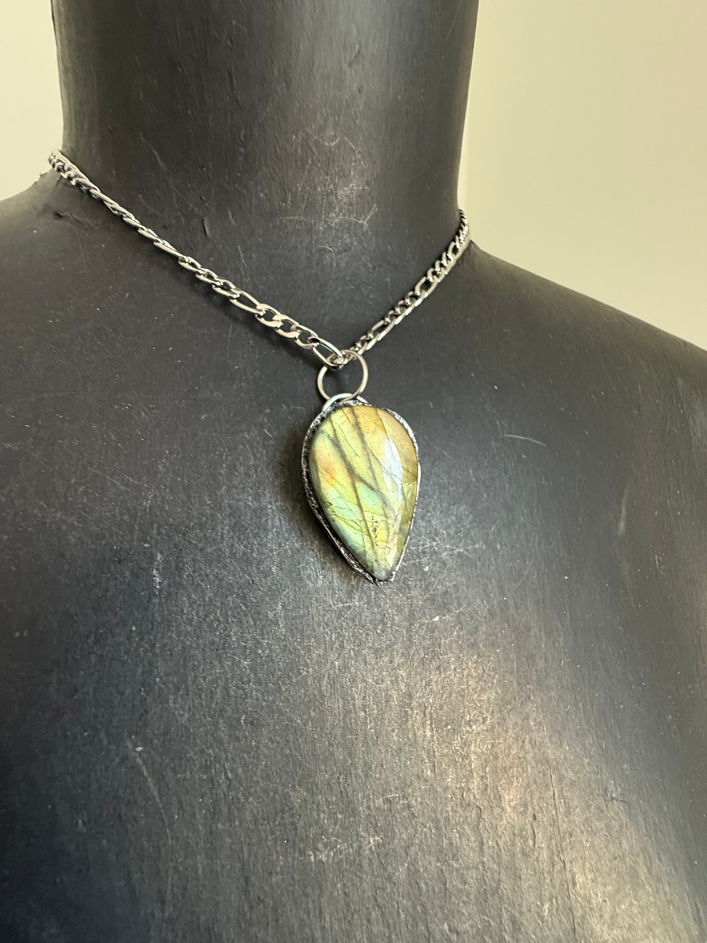 Metamorphosis choker