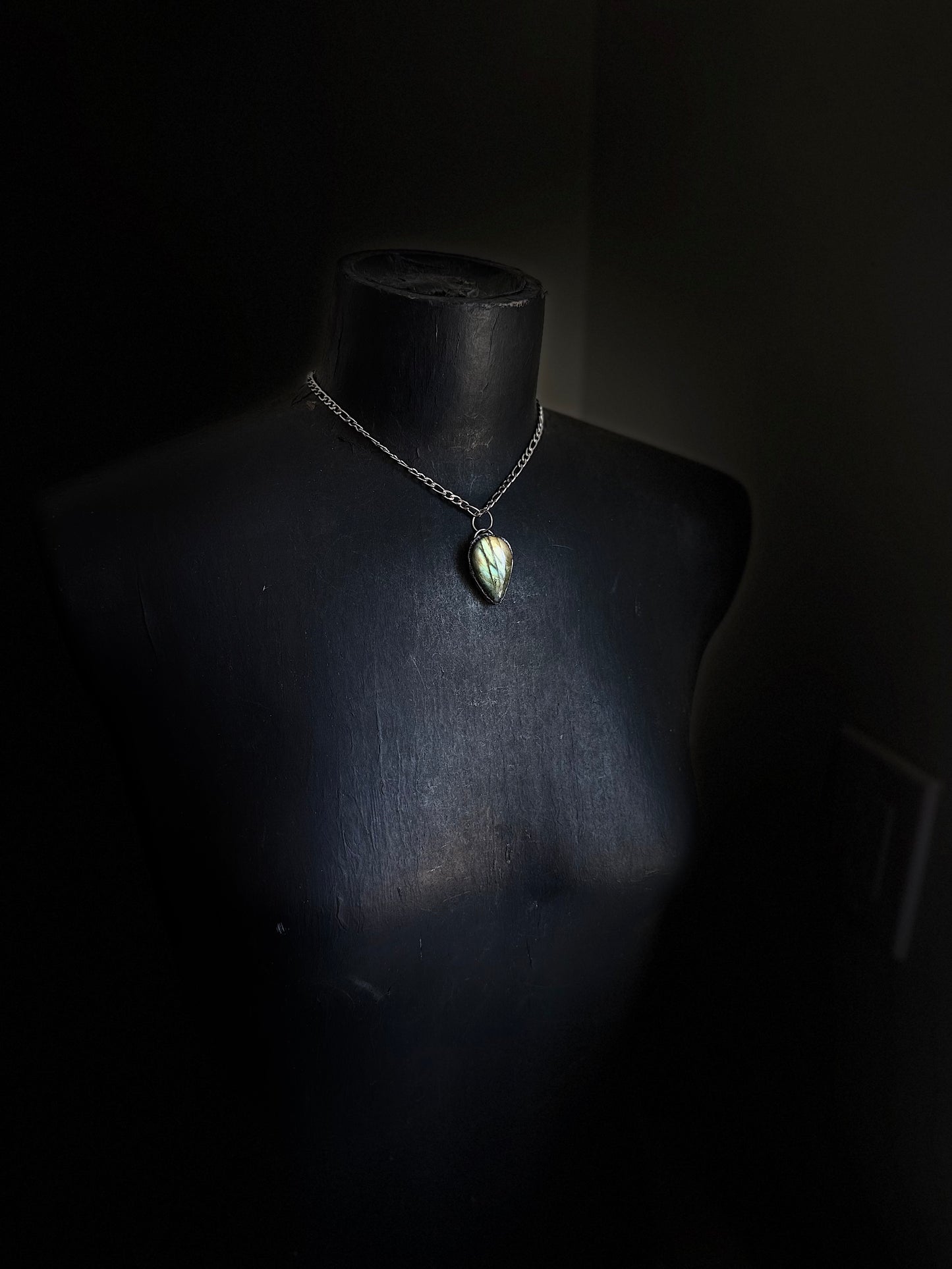 Metamorphosis choker