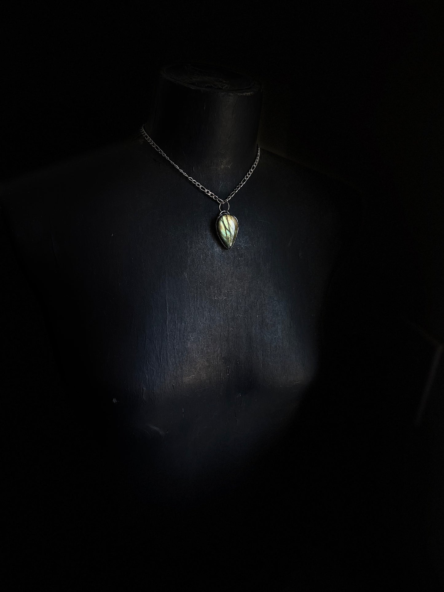 Metamorphosis choker